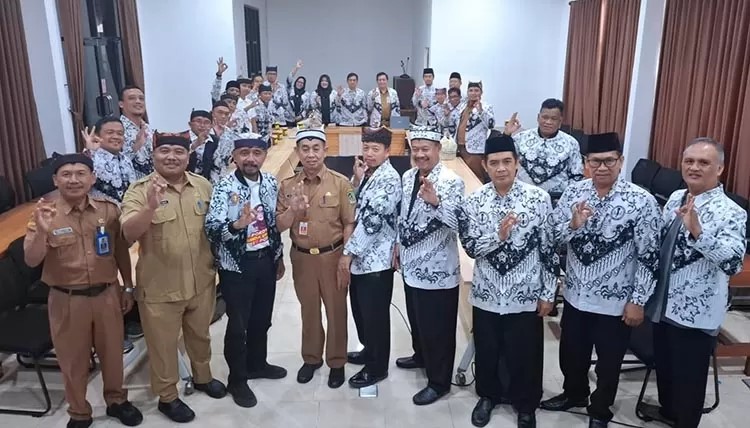 pengurus-PGRI-silaturahmi-ke-Dispendik-Banyuwangi